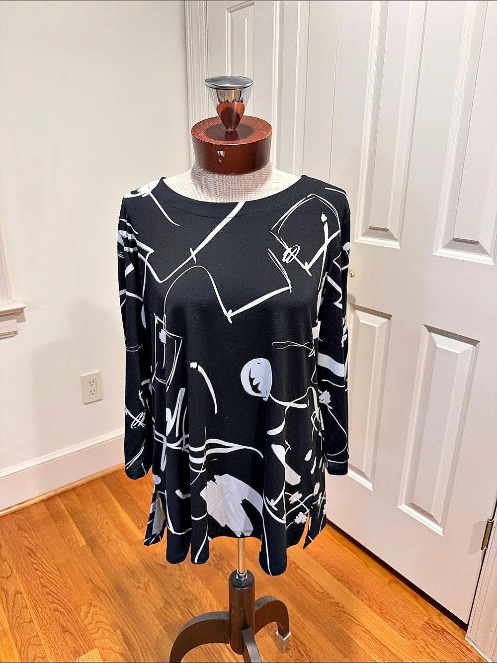 Jess & Jane Abstract Top in Black & White Like New